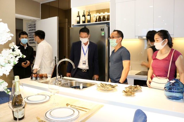 Nhà mẫu dự án D’LUSSO quận 2 “nô nức” đón hàng trăm khách hàng tham quan - 2